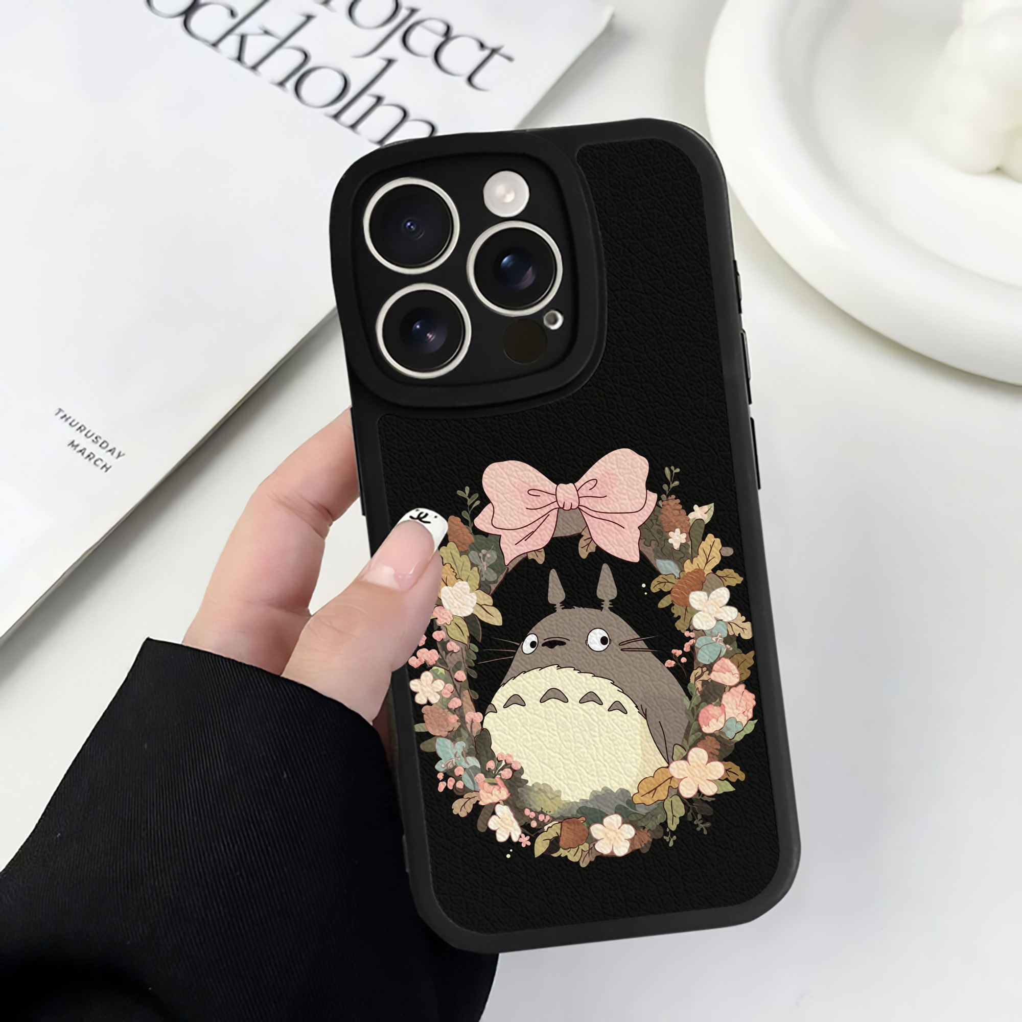 （画像用） となりのトトロ 草壁メイ 草壁サツキ My Neighbor Totoro Satsuki Kusakabe Mei Kusakabe 【iPhone 16シリーズ対応】シリコンスマホケース（レザー調） 材質：シリコン